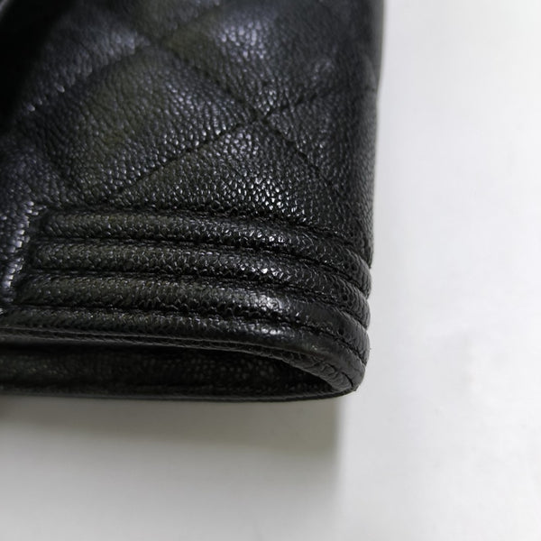 Cartera BOY CHANEL de piel de becerro granulada acolchada negra