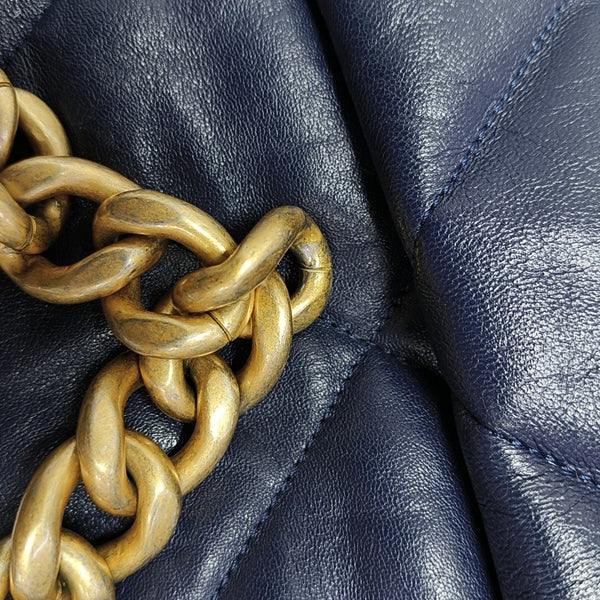 CHANEL 19 Grande de piel de cordero acolchada azul