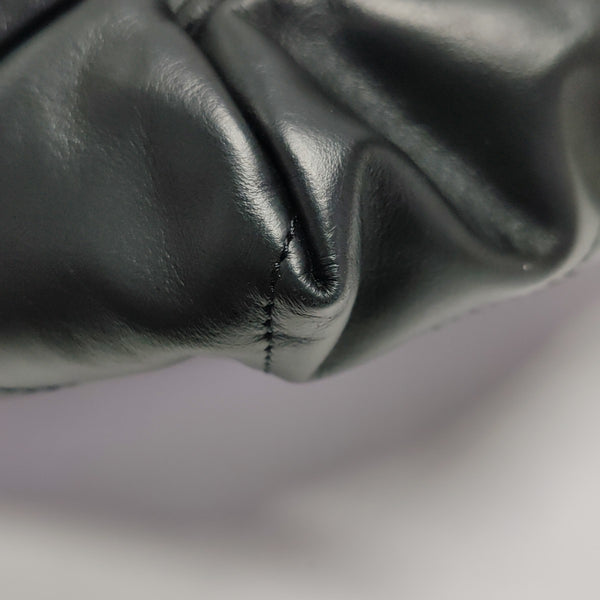 CHANEL 22 Medium Quilted Calfskin Black