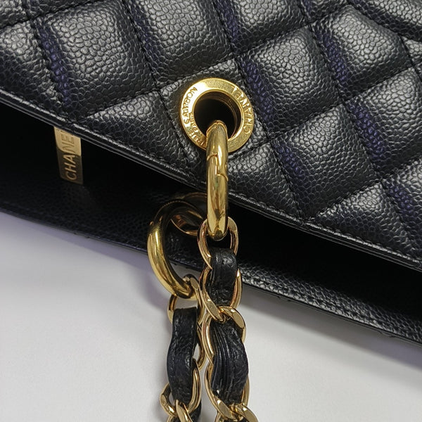 CHANEL GST Extra Grande Piel de Becerro Granulada Acolchada Negra