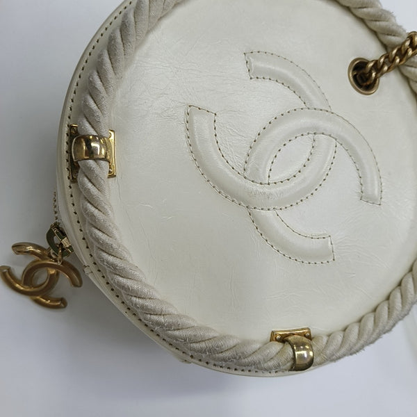 ROUND Quilted Calfskin White