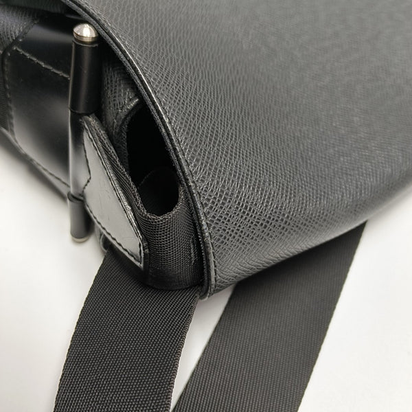 VIKTOR Calfskin Black