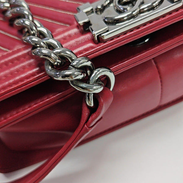 BOY CHANEL Medium Chevron Calfskin Red