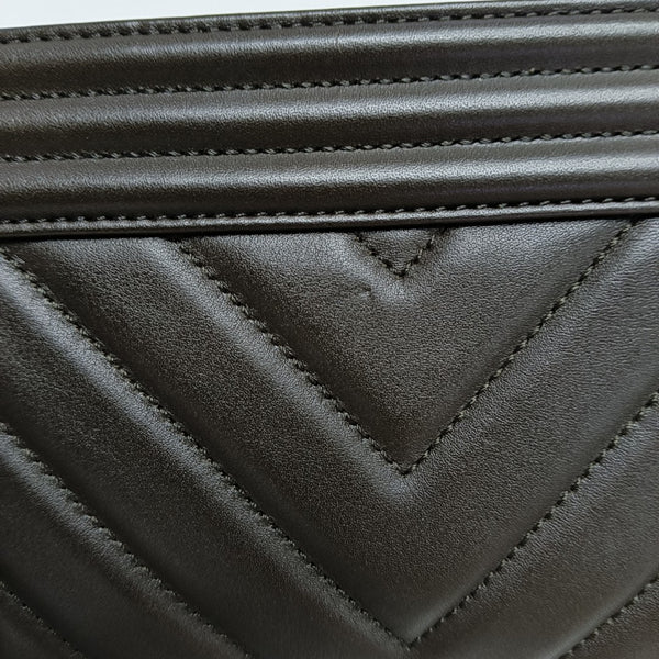 BOY CHANEL Chevron, Piel de becerro acolchada marrón