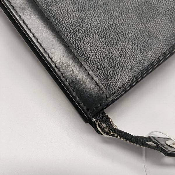 Pochette Voyag MM Damier Graphite Coated Canvas Gray