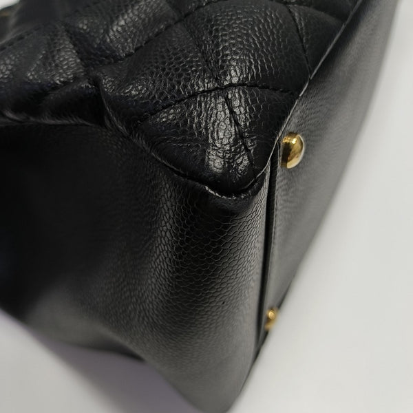 CHANEL GST Extra Grande Piel de Becerro Granulada Acolchada Negra