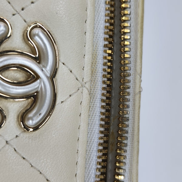 VANITY CASE Mini Quilted Lambskin White