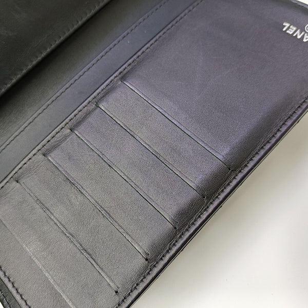 CLASSIC FLAP Mini Quilted Patent Leather Black Wallet