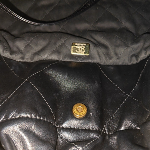 CHANEL 22 Small Quilted Calfskin Black