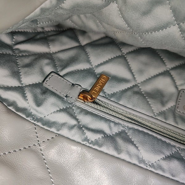 CHANEL 22 Medium Quilted Calfskin Green