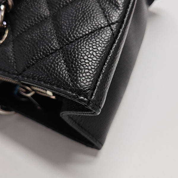 CHANEL GST Grande Piel de Becerro Granulada Acolchada Negra