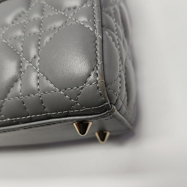 Lady Dior Pequeño de Piel de Cordero Acolchada Gris