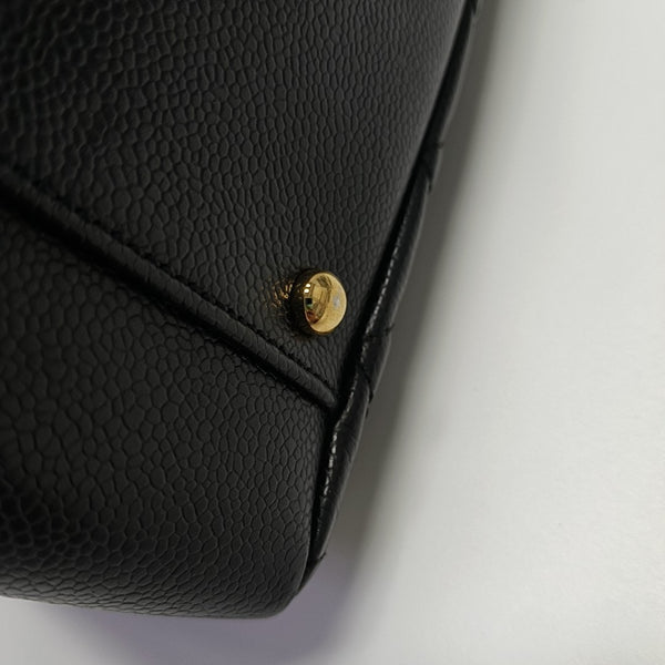 CHANEL GST Extra Grande Piel de Becerro Granulada Acolchada Negra
