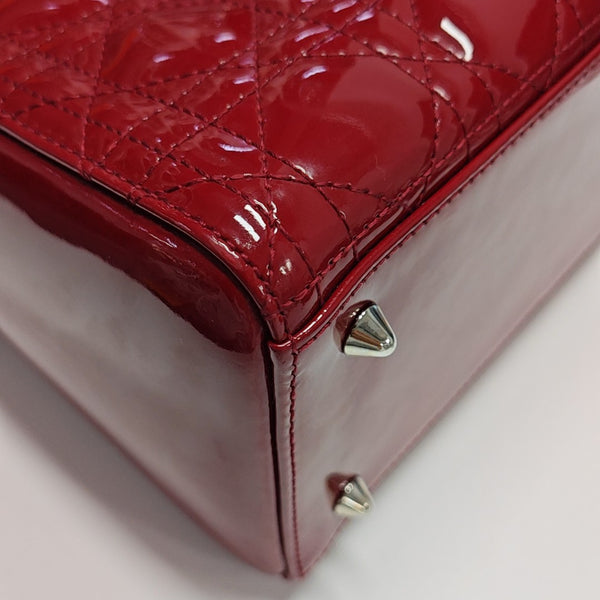 Bolso Lady Dior Mediano de Piel Patentada Acolchada Roja