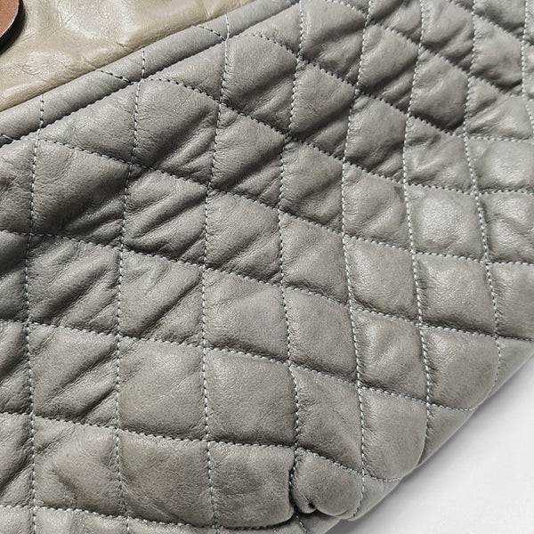 BOLSO TOTE Piel de becerro acolchada gris