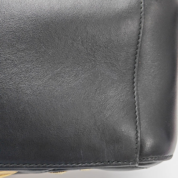 Mochila de piel de ternera acolchada negra