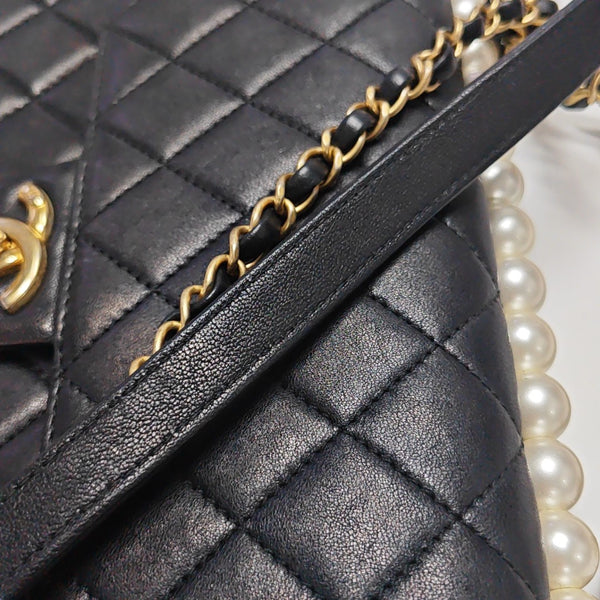 CLASSIC VERTICAL PEARL Medium Quilted Lambskin Black