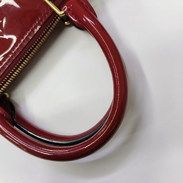 ALMA PM Piel Charol Monogram Roja