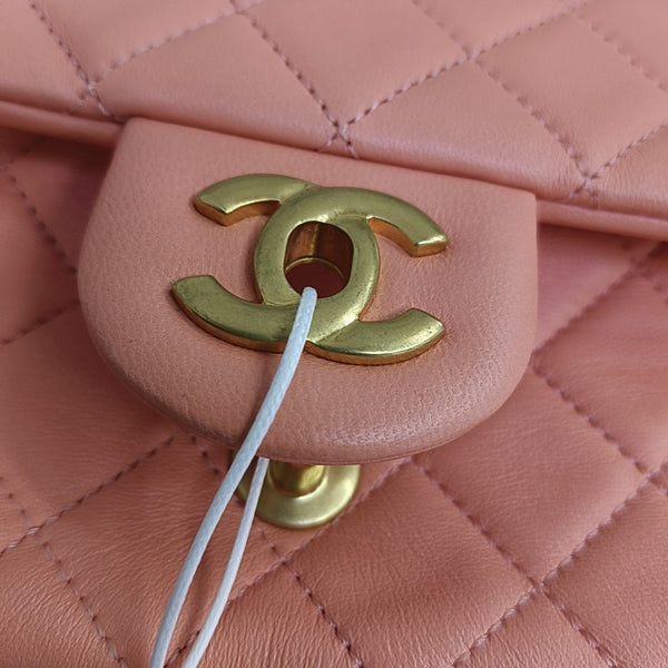 CLÁSICO CON SOLAPA Mini Piel de Cordero Acolchada Rosa