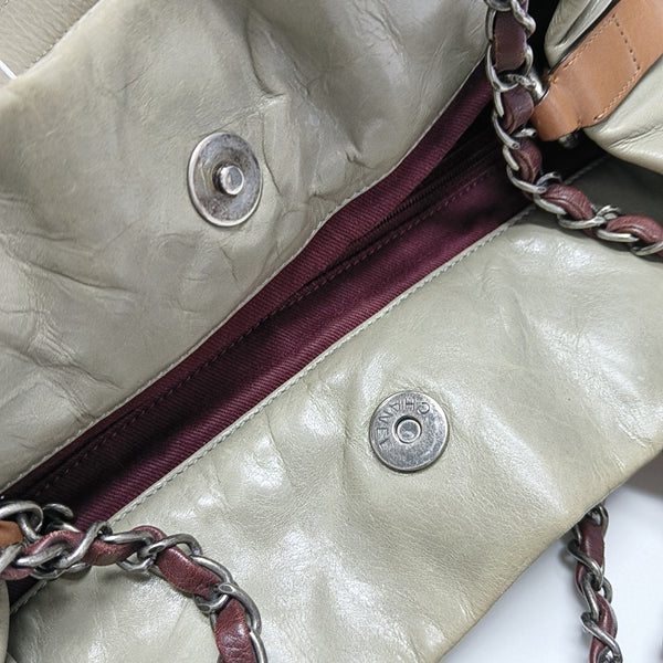 BOLSO TOTE Piel de becerro acolchada gris