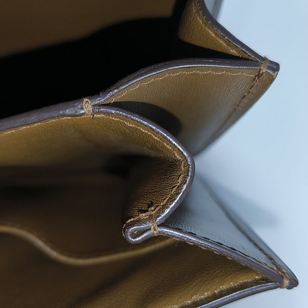 CLASSIC BOX Medium Calfskin Brown