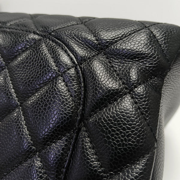 CHANEL GST Extra Grande Piel de Becerro Granulada Acolchada Negra