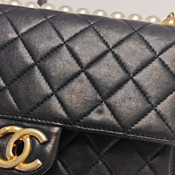 CLASSIC VERTICAL PEARL Medium Quilted Lambskin Black