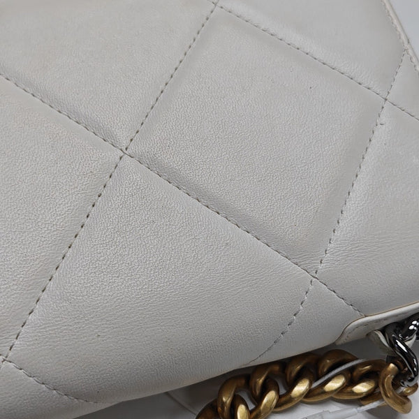 CHANEL 19 Piel de Cordero Acolchada Blanca