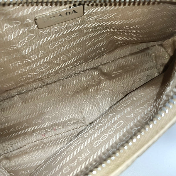 Authenticated pre-owned Re-edition2005 Nylon Beige - Shoulder Bag at Looply