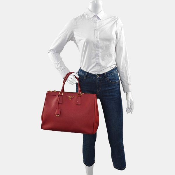 Authenticated pre-owned Galleria Small Calfskin Red - Top Handle Bag at Looply