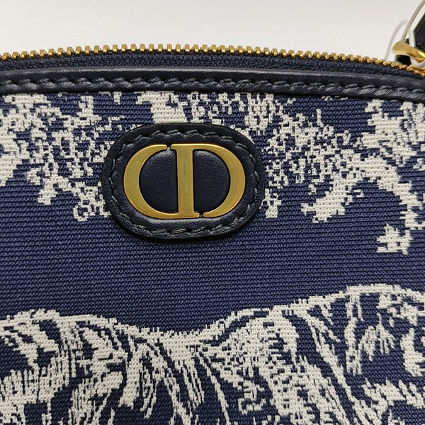 Authenticated pre-owned 30 Montaigne Medium Fabric Blue - Clutch at Looply