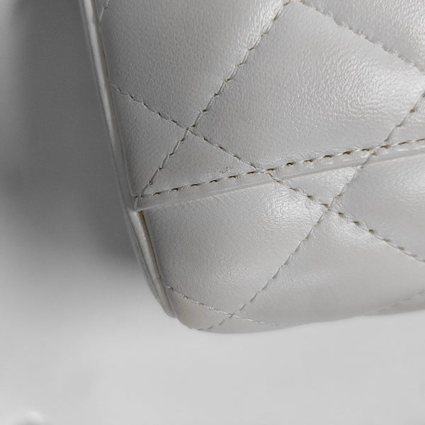 Authenticated pre-owned Vanity Case Small Quilted Lambskin White - Shoulder Bag at Looply