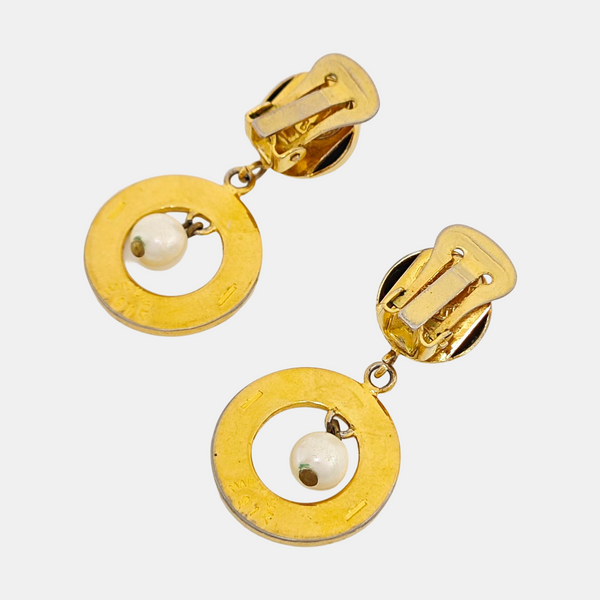 Pendiente dorado de metal con perlas de imitación