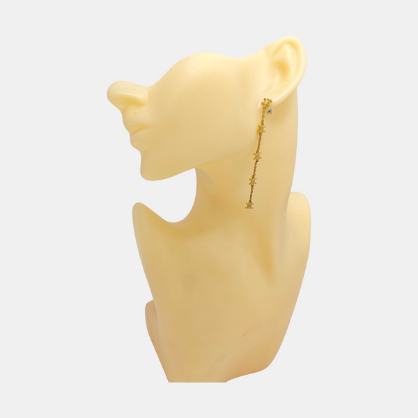 Pendiente dorado de metal con perlas de imitación