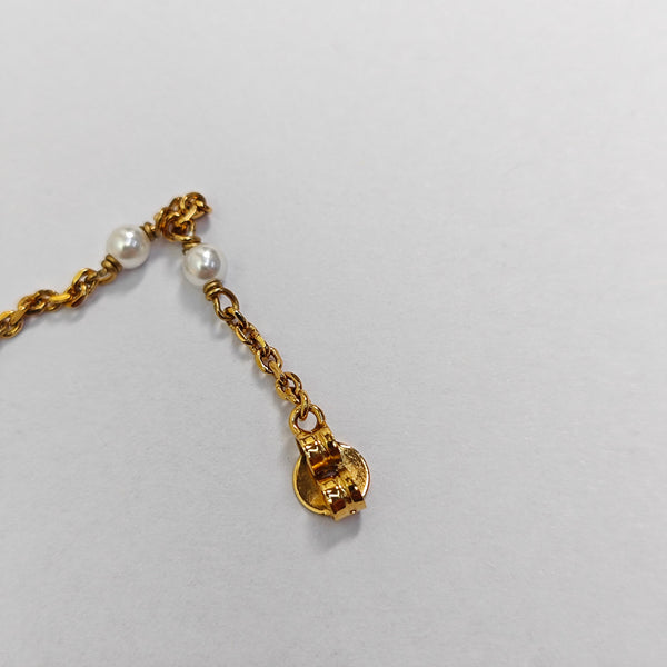 Pendiente dorado de metal con perlas de imitación