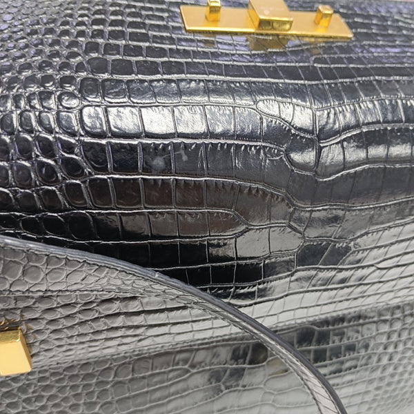 MANHATTAN Medium Calfskin Black