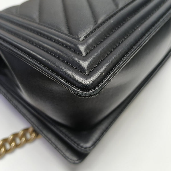 BOY CHANEL Medium Chevron Lambskin Black