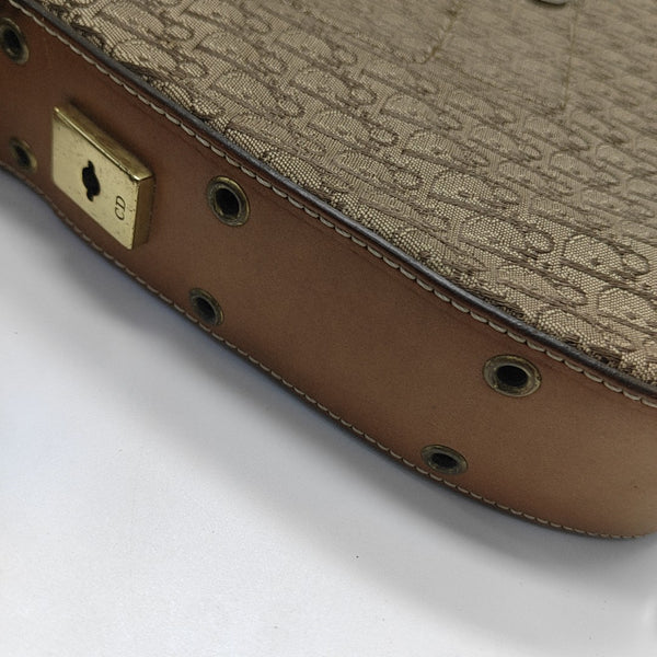 Street Chic Oblique Canvas Brown