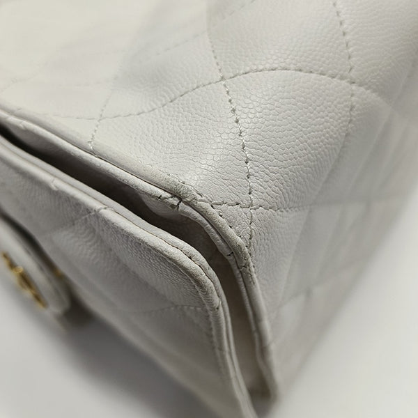 CHANEL 25 Mediano Piel de Becerro Acolchada Blanca