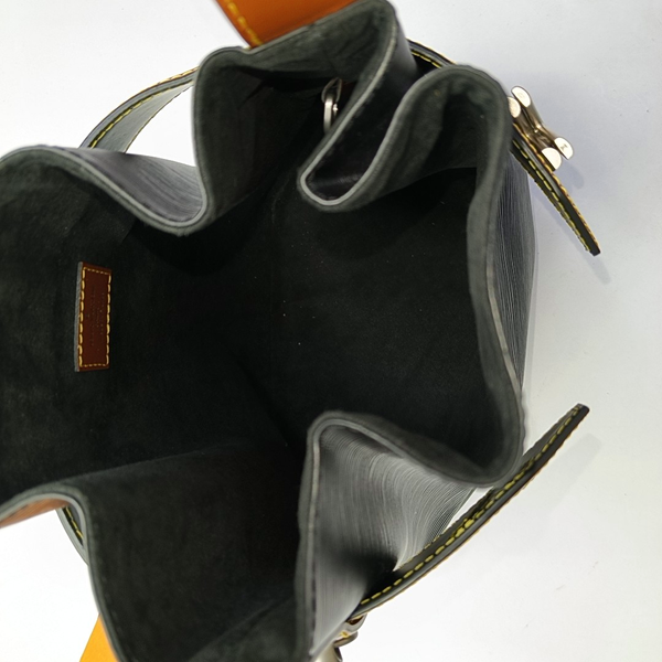 Authenticated pre-owned Twist Epi Black - Shoulder Bag at Looply