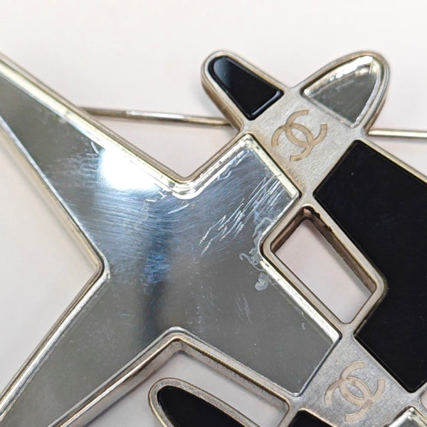 Authenticated pre-owned Silver-tone Metal Other Brooch - Brooch at Looply