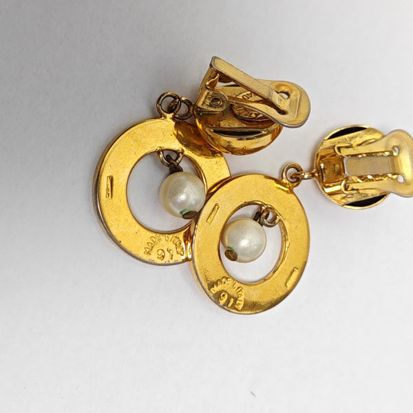 Pendiente dorado de metal con perlas de imitación