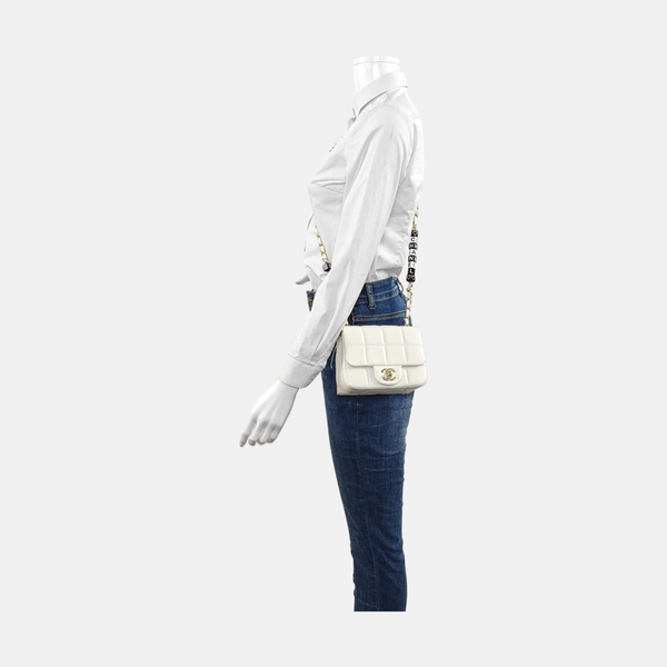 Authenticated pre-owned Classic Flap Lambskin White - Crossbody Bag at Looply