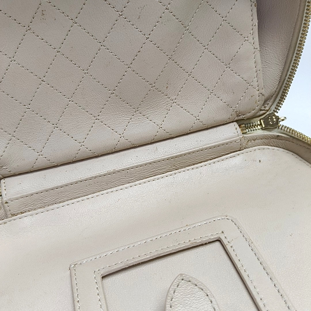 Authenticated pre-owned  Filigree Large Quilted Grained Calfskin White - Shoulder Bag at Looply