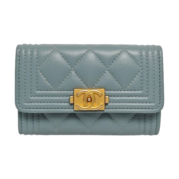 Tarjetero BOY CHANEL acolchado de piel de cordero azul