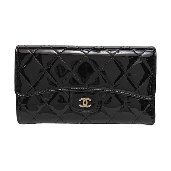 Cartera negra de piel charol acolchada CLASSIC FLAP