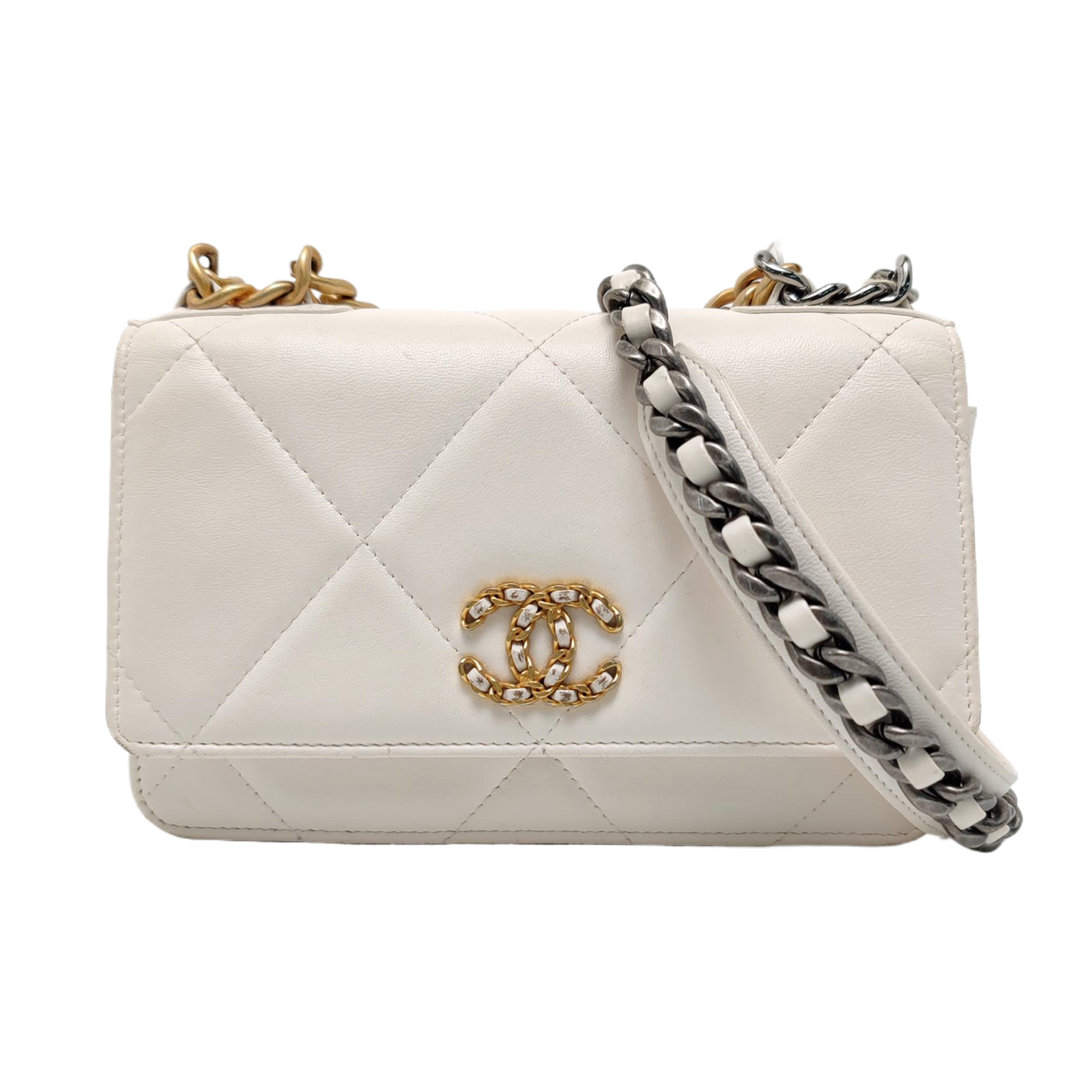 CHANEL 19 Piel de Cordero Acolchada Blanca