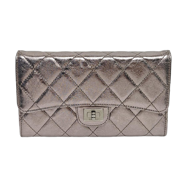 2.55 Cartera plateada de piel de becerro acolchada