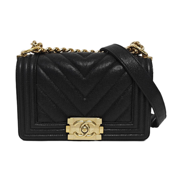 BOY CHANEL Chevron, Piel de becerro graneada acolchada negra