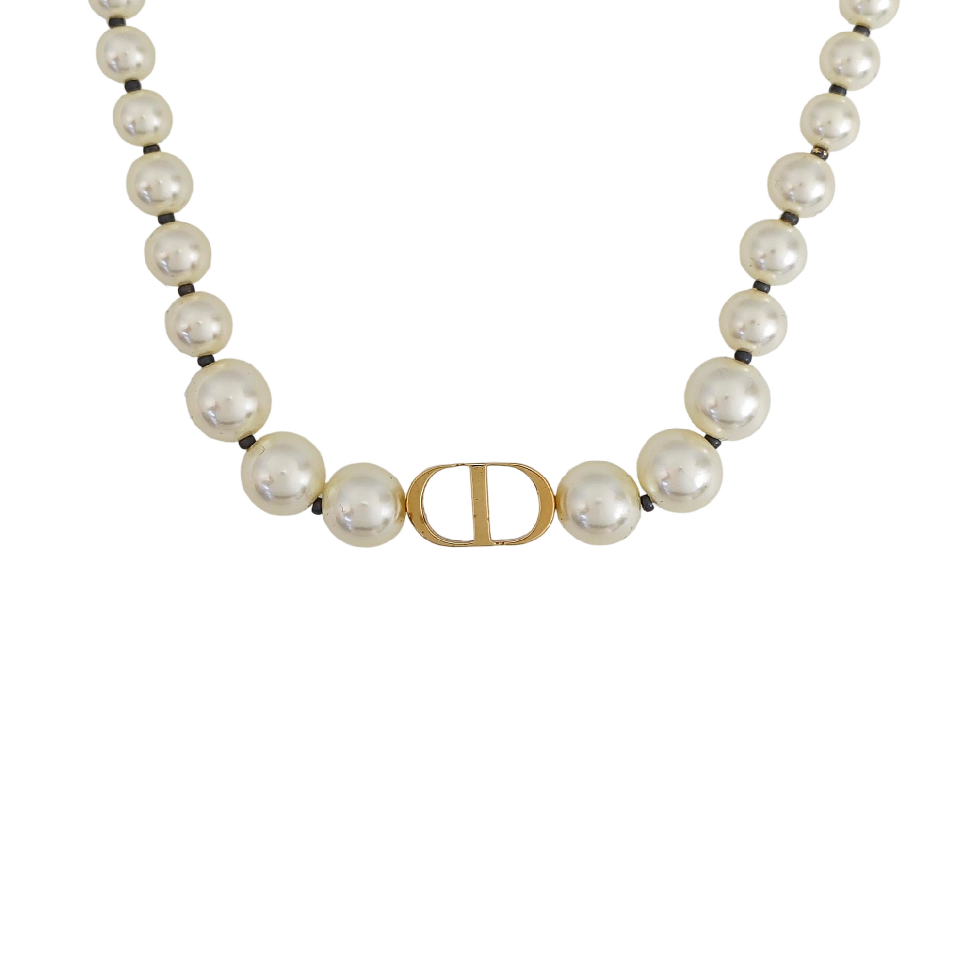 30 Montaigne Metal White Necklace